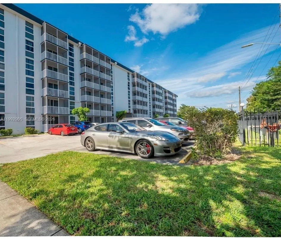 Foto de propiedad en 16851 NE 23rd Avenue B604, North Miami Beach, FL 33160 North Miami Beach con MLS# 