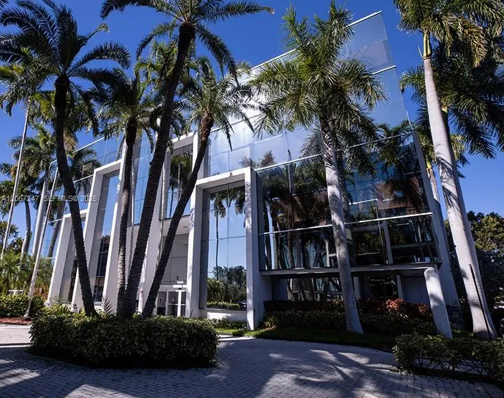 Foto de propiedad en 16853 NE 2nd Avenue S200, North Miami Beach, FL 33162 North Miami Beach con MLS# 