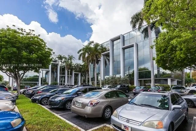 Foto de propiedad en 16855 NE 2 Avenue N104, North Miami Beach, FL 33162 North Miami Beach con MLS# 