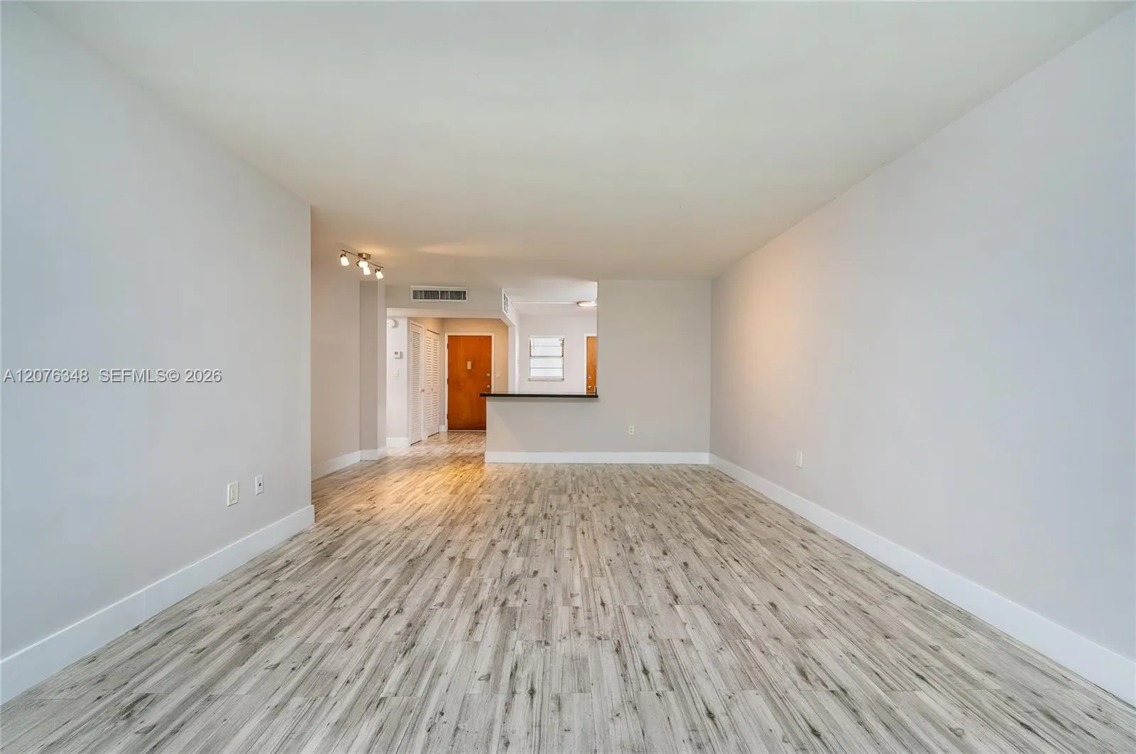 Foto de propiedad en 1690 NE 191st Street 115-1, Miami, FL 33179 Miami con MLS#