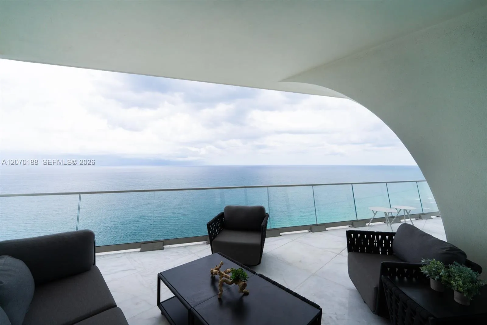 Foto de propiedad en 16901 Collins Avenue 4201, Sunny Isles Beach, FL 33160 Sunny Isles Beach con MLS# 