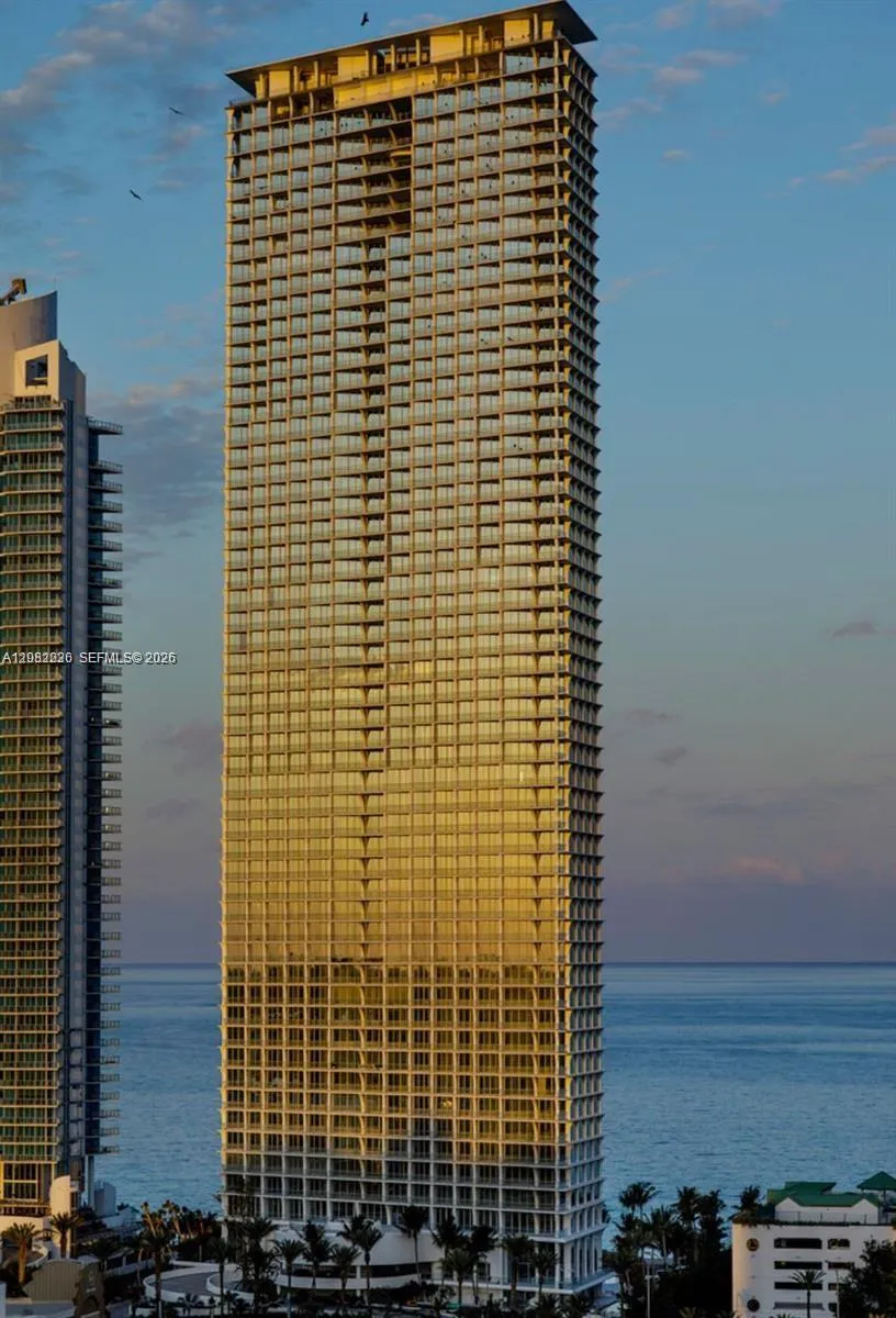 Foto de propiedad en 16901 Collins Avenue 704, Sunny Isles Beach, FL 33160 Sunny Isles Beach con MLS# 