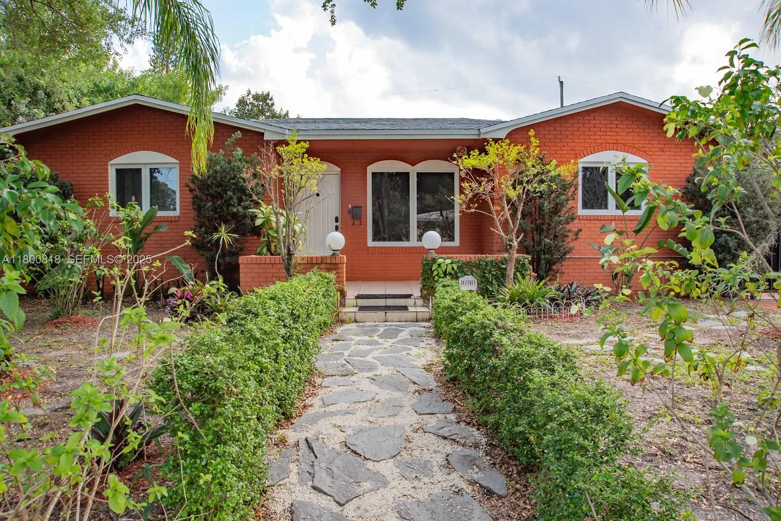 Foto de propiedad en 16910 NE 8th Court, North Miami Beach, FL 33162 North Miami Beach con MLS# 