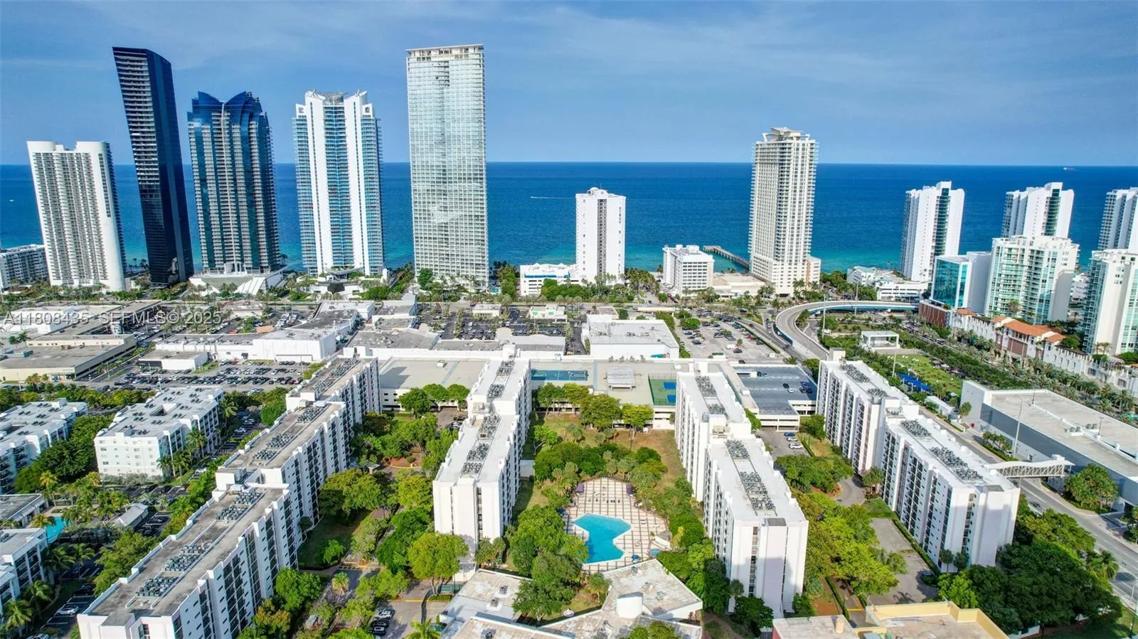 Foto de propiedad en 16919 N Bay Road 521, Sunny Isles Beach, FL 33160 Sunny Isles Beach con MLS# 