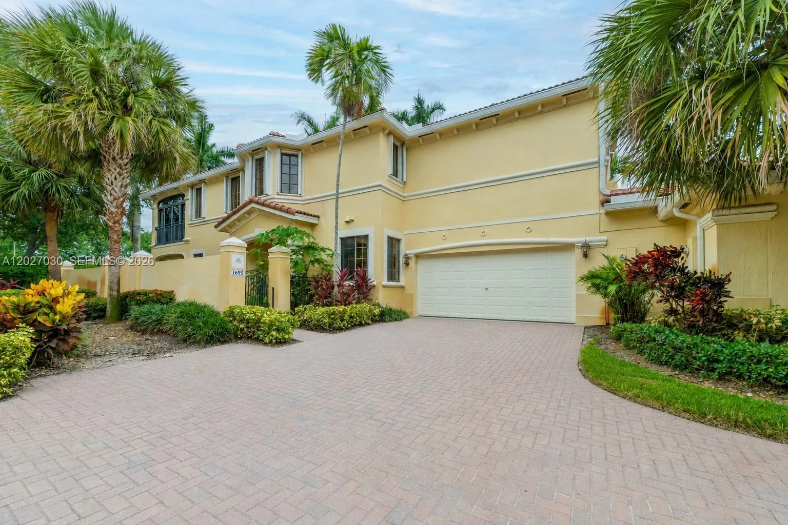 Foto de propiedad en 1695 Passion Vine Circle 22-1, Weston, FL 33326 Weston con MLS# 