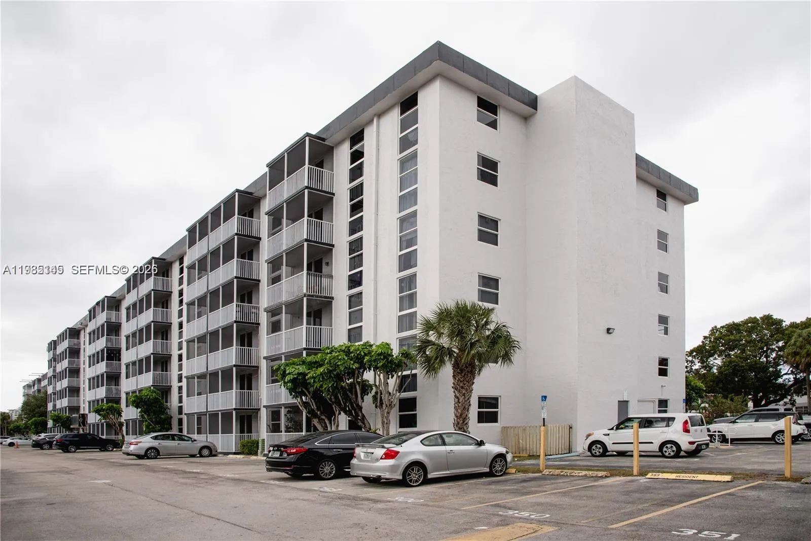 Foto de propiedad en 16950 W Dixie Highway A-529, North Miami Beach, FL 33160 North Miami Beach con MLS# 