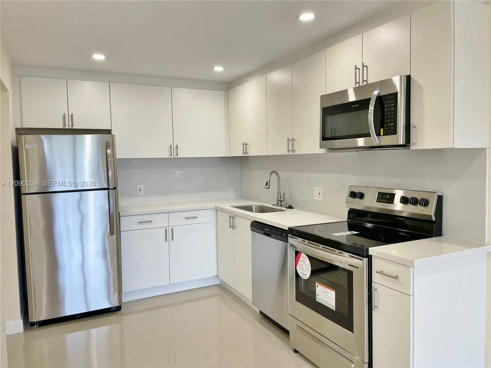 En Renta 16950 W Dixie Highway A537, North Miami Beach, FL 33160, North Miami Beach, FL 33160