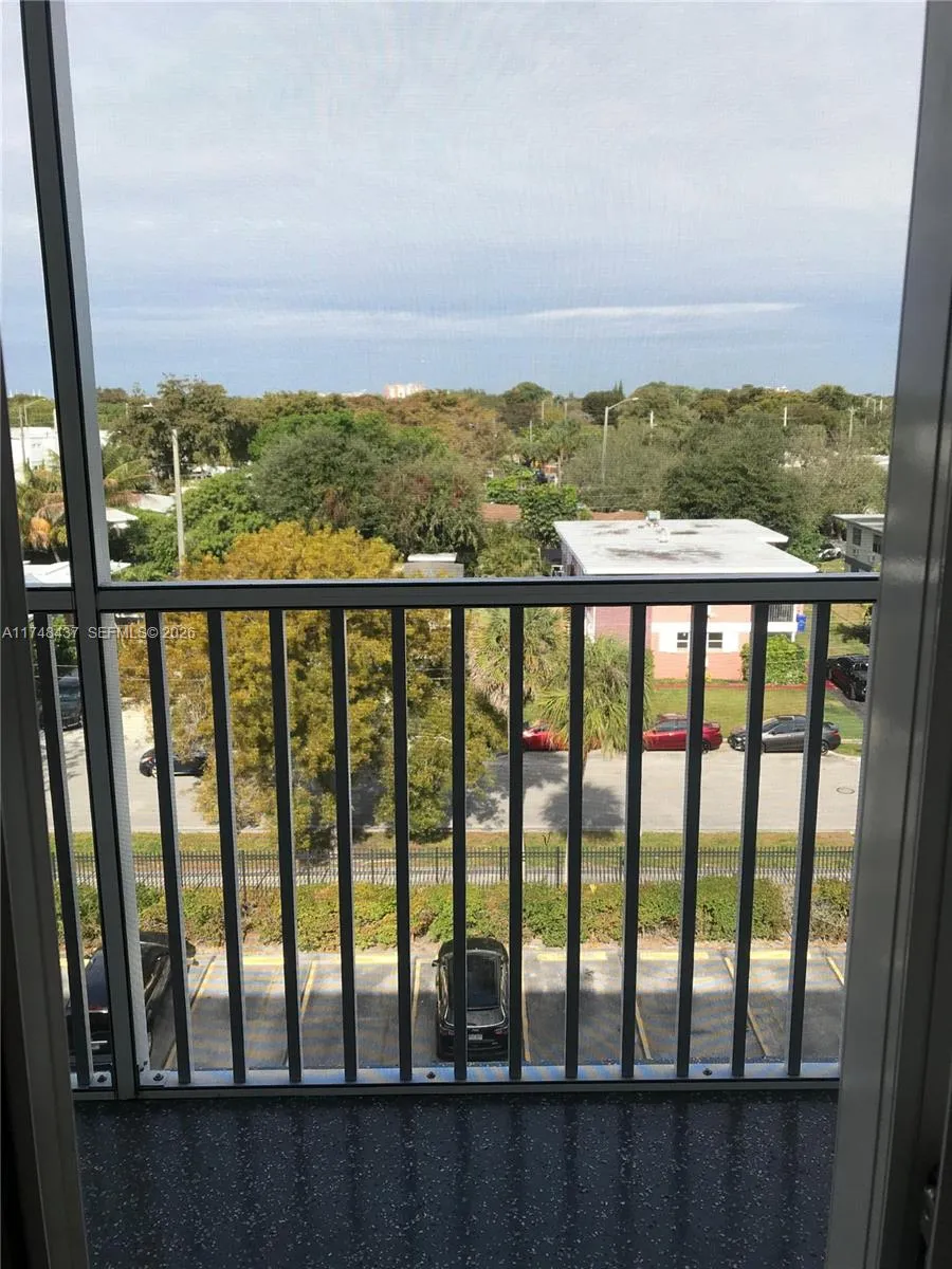 Foto de propiedad en 16950 W Dixie Hwy A631 Highway 631, North Miami Beach, FL 33160 North Miami Beach con MLS# 