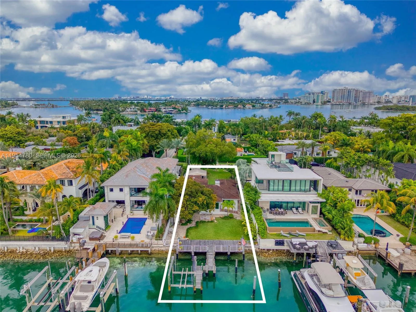 Foto de propiedad en 170 S Hibiscus Drive, Miami Beach, FL 33139 Miami Beach con MLS# 