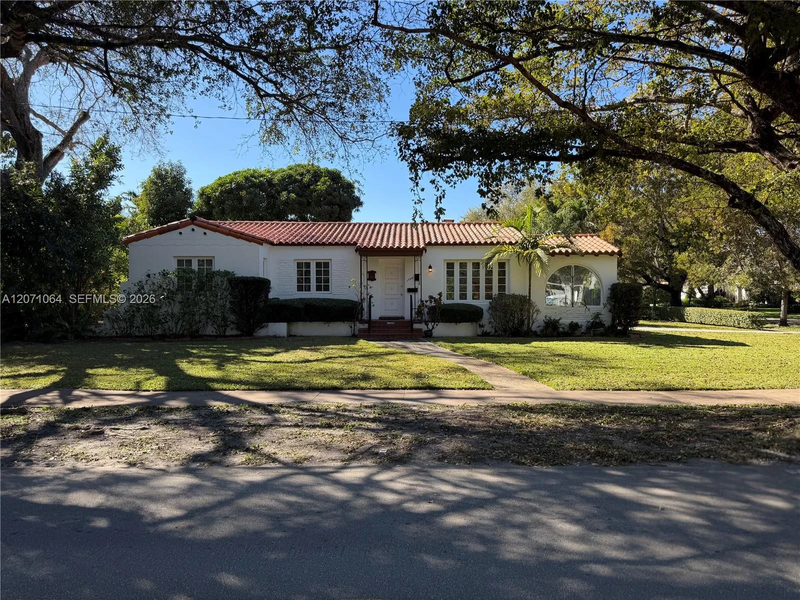 Foto de propiedad en 1700 Cortez Street, Coral Gables, FL 33134 Coral Gables con MLS# 