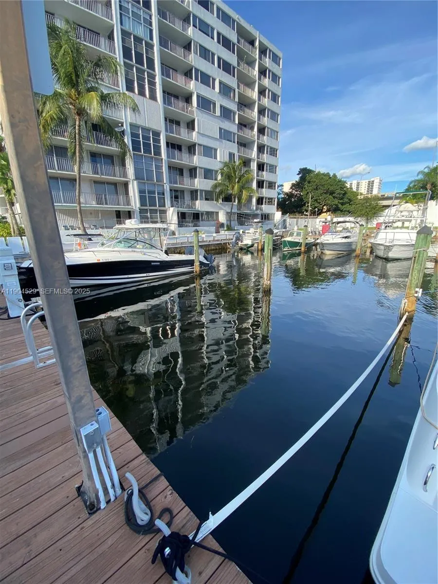 Foto de propiedad en 1700 N River Drive, Miami, FL 33125 Miami con MLS# 