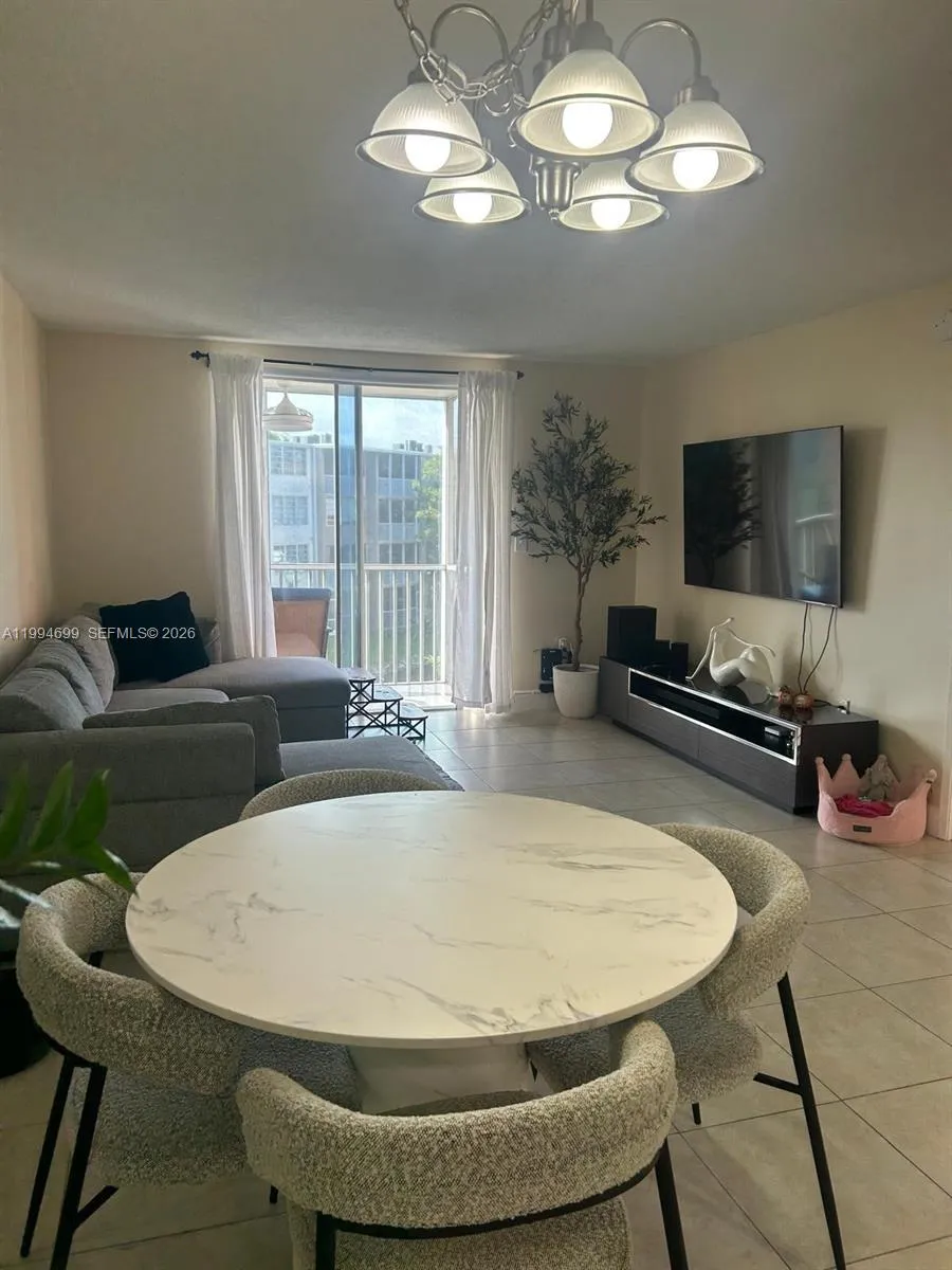 Vendido 1700 NE 191st Street 304, Miami, FL 33179, Miami, FL 33179