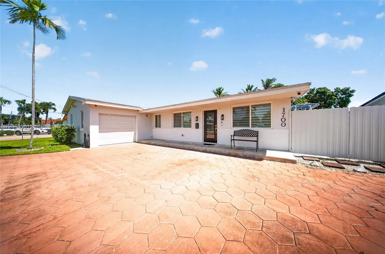 En Venta 1700 W 64th Street, Hialeah, FL 33012, Hialeah, FL 33012