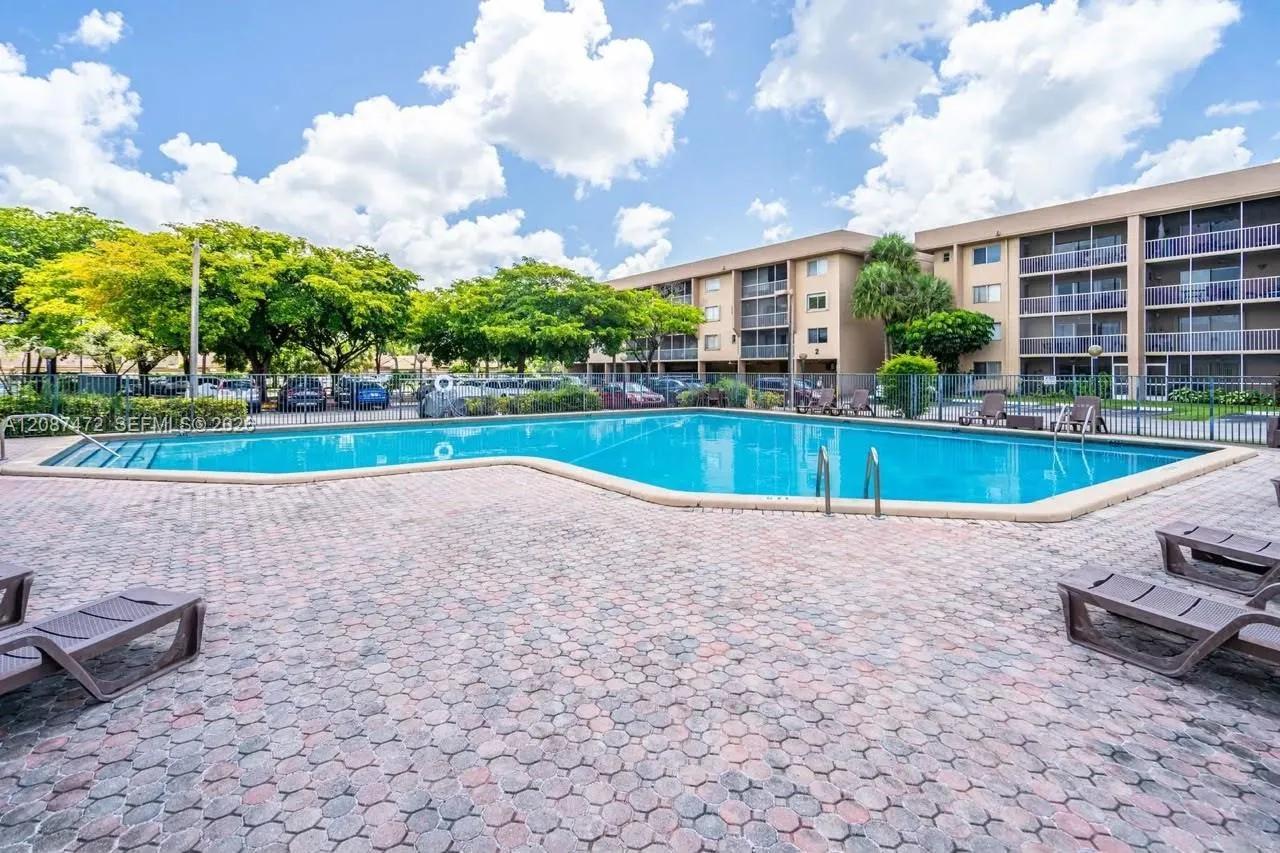 En Renta 17000 NW 67th Avenue 405, Hialeah, FL 33015, Hialeah, FL 33015