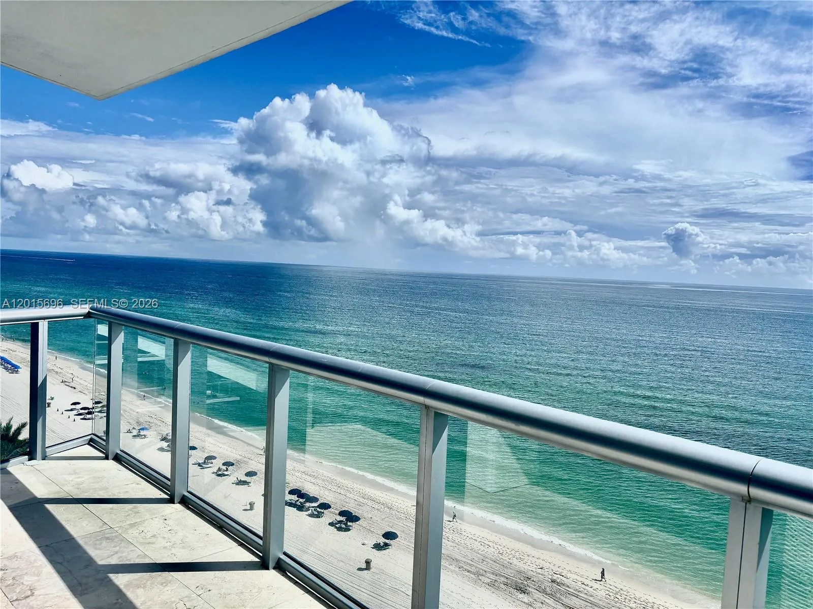 Foto de propiedad en 17001 Collins Avenue 1407, Sunny Isles Beach, FL 33160 Sunny Isles Beach con MLS# 