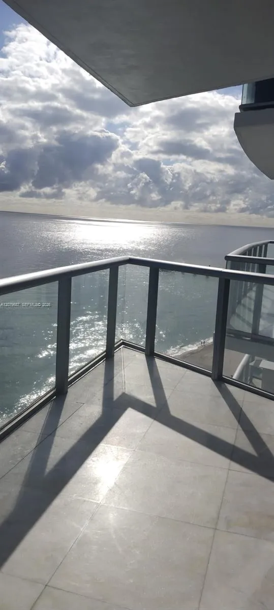 Foto de propiedad en 17001 Collins Avenue 1603, Sunny Isles Beach, FL 33160 Sunny Isles Beach con MLS# 