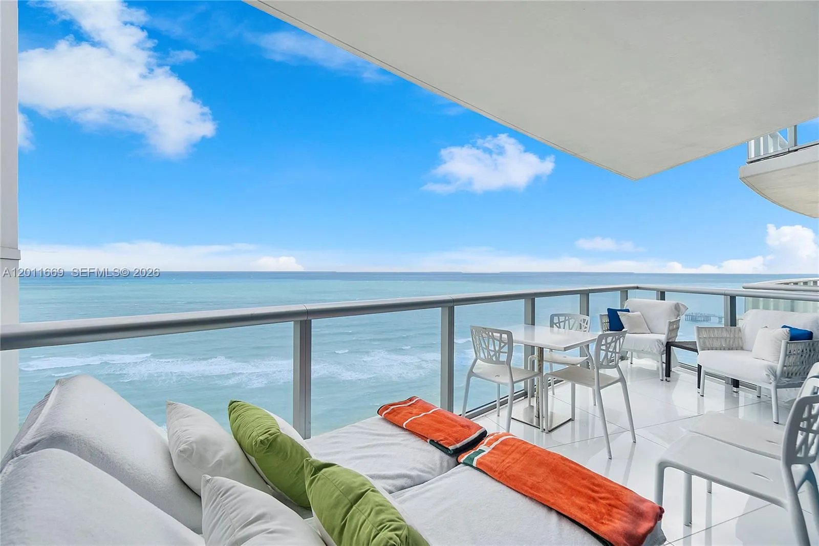 Foto de propiedad en 17001 Collins Avenue 1703, Sunny Isles Beach, FL 33160 Sunny Isles Beach con MLS# 
