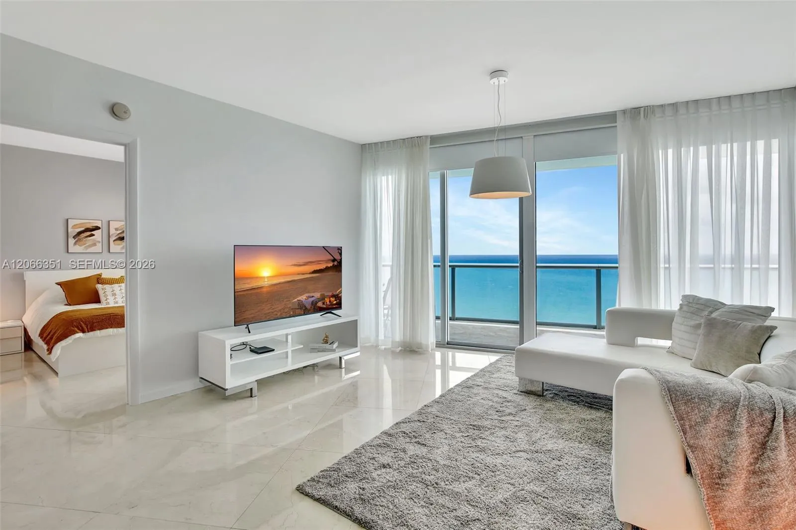 Alquilada 17001 Collins Avenue 3702, Sunny Isles Beach, FL 33160, Sunny Isles Beach, FL 33160