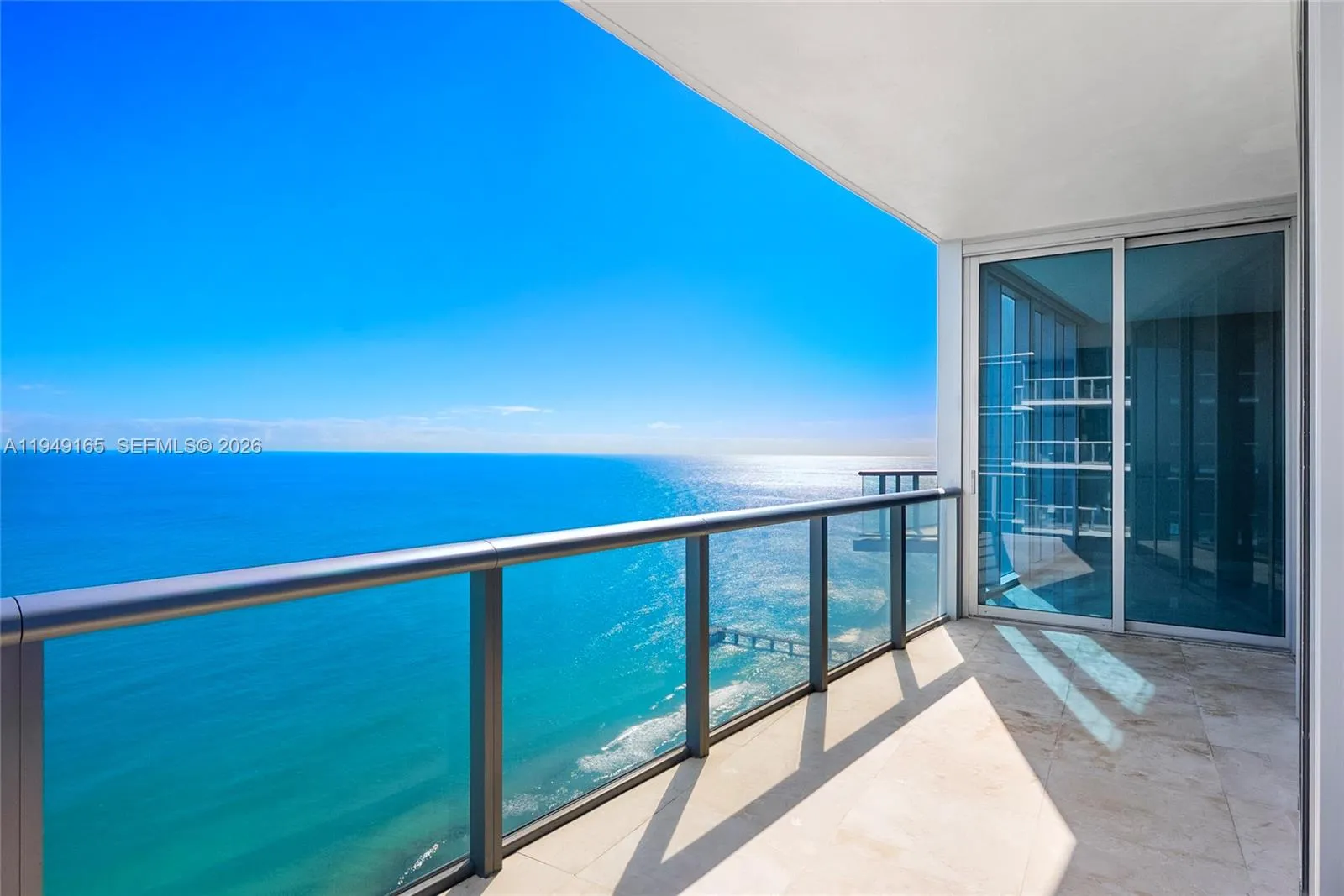 Foto de propiedad en 17001 Collins Avenue 4208, Sunny Isles Beach, FL 33160 Sunny Isles Beach con MLS# 