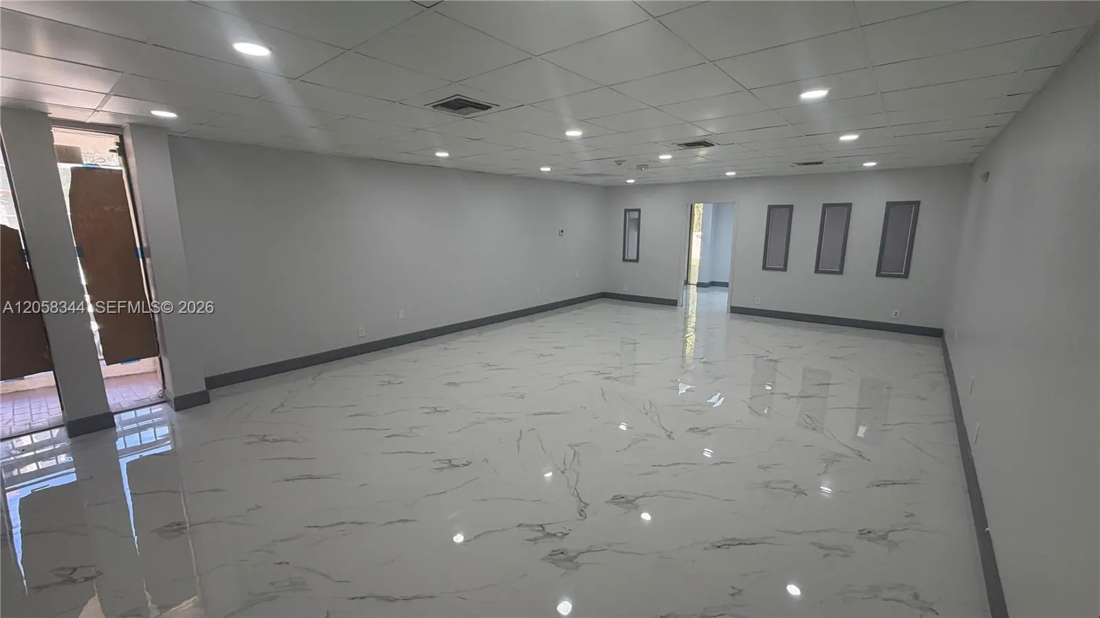 Foto de propiedad en 17001 N Bay Road COMMERCIAL, Sunny Isles Beach, FL 33160 Sunny Isles Beach con MLS# 