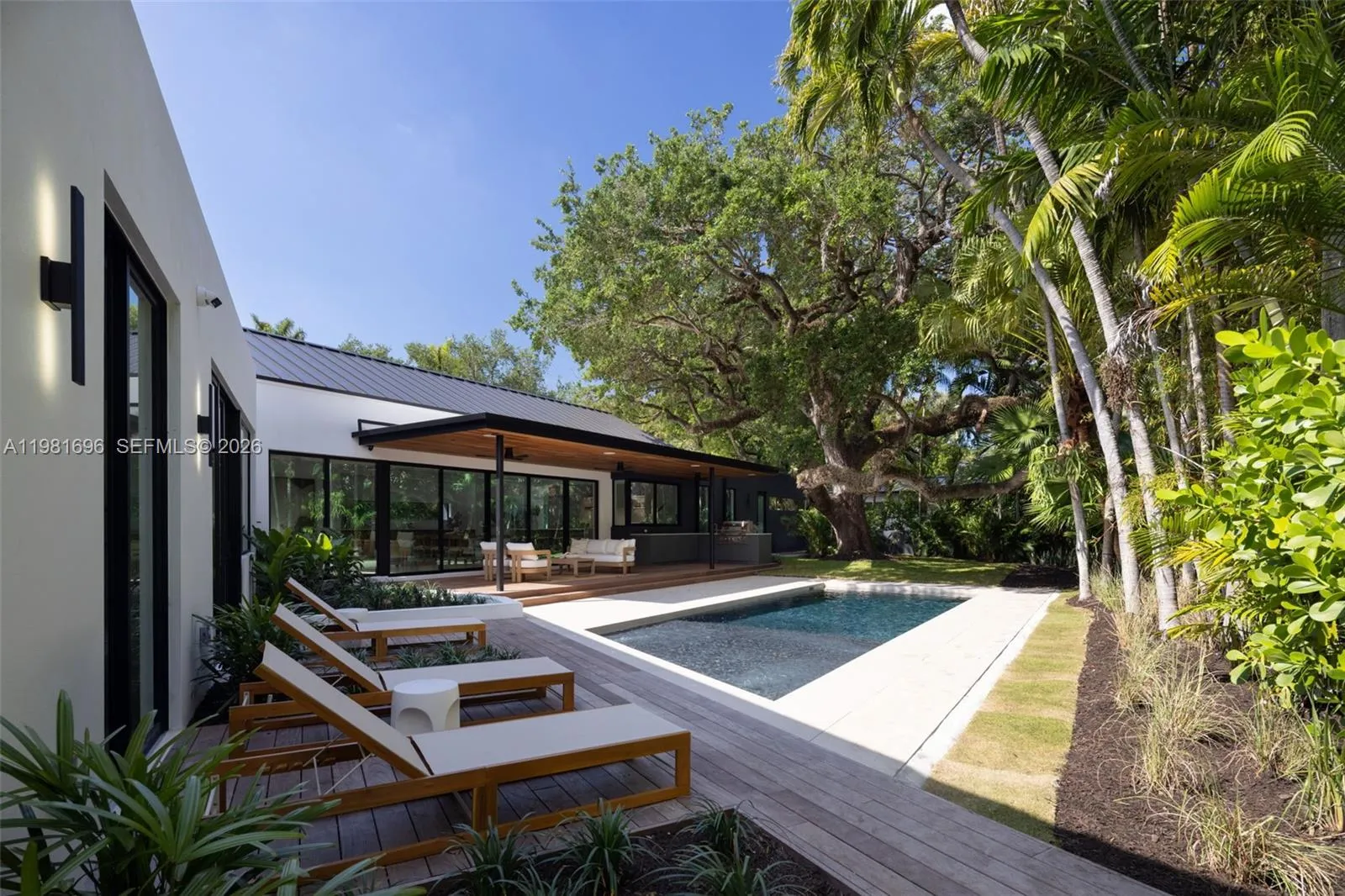 Foto de propiedad en 1701 Micanopy Avenue, Coconut Grove, FL 33133 Coconut Grove con MLS# 
