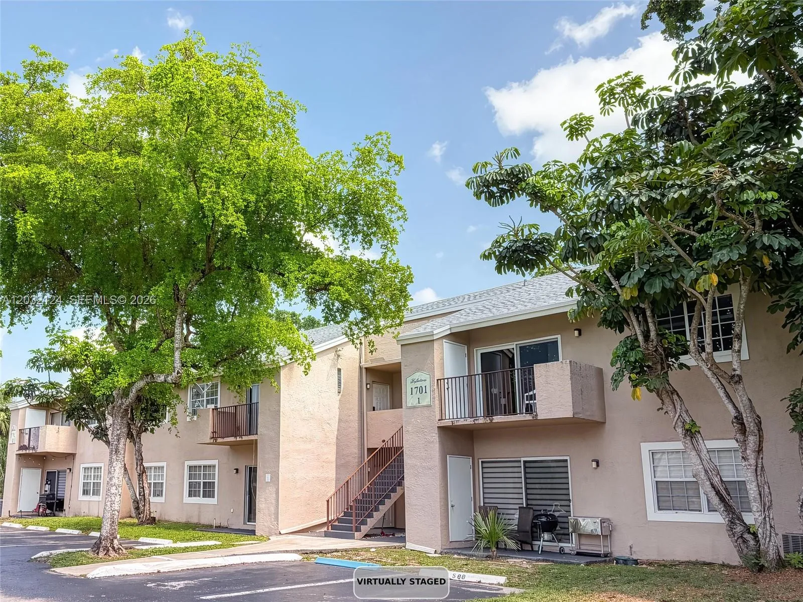 Foto de propiedad en 1701 NW 96th Terrace 1J, Pembroke Pines, FL 33024 Pembroke Pines con MLS# 