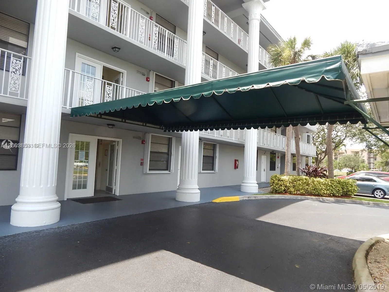 Foto de propiedad en 1701 Whitehall Drive 403, Davie, FL 33324 Davie con MLS# 