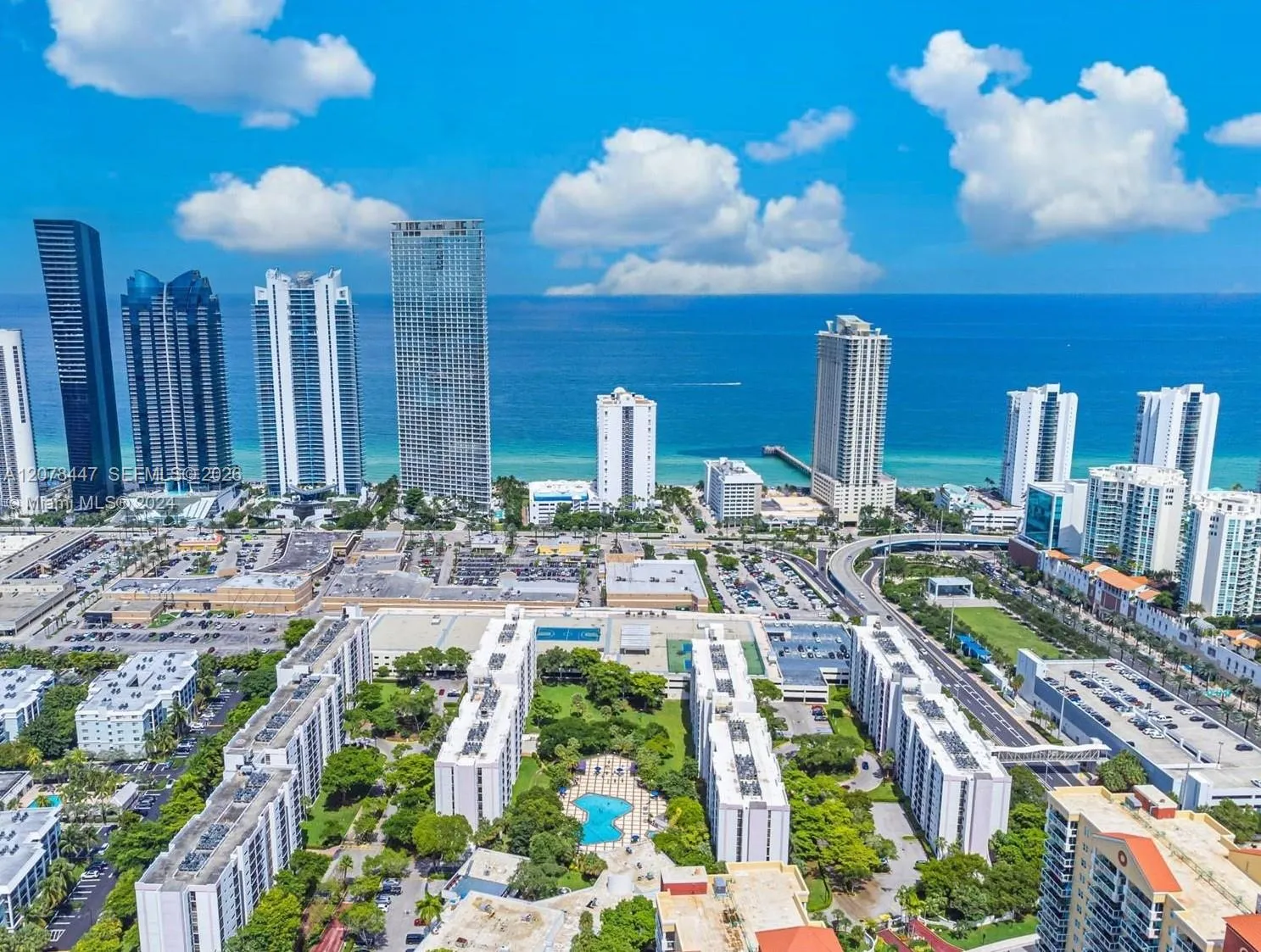 Foto de propiedad en 17011 N Bay Road 205, Sunny Isles Beach, FL 33160 Sunny Isles Beach con MLS# 