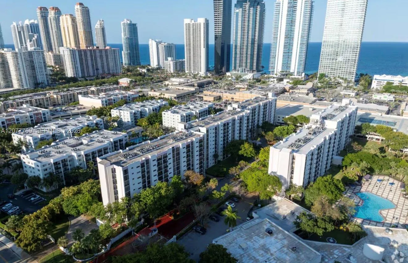 Foto de propiedad en 17011 N Bay Road 215, Sunny Isles Beach, FL 33160 Sunny Isles Beach con MLS# 