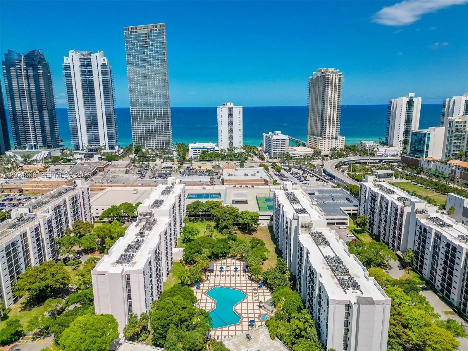 Foto de propiedad en 17011 N Bay Road 417, Sunny Isles Beach, FL 33160 Sunny Isles Beach con MLS#