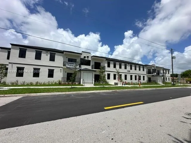 Foto de propiedad en 17020 SW 104th Avenue 203, Miami, FL 33157 Miami con MLS# 