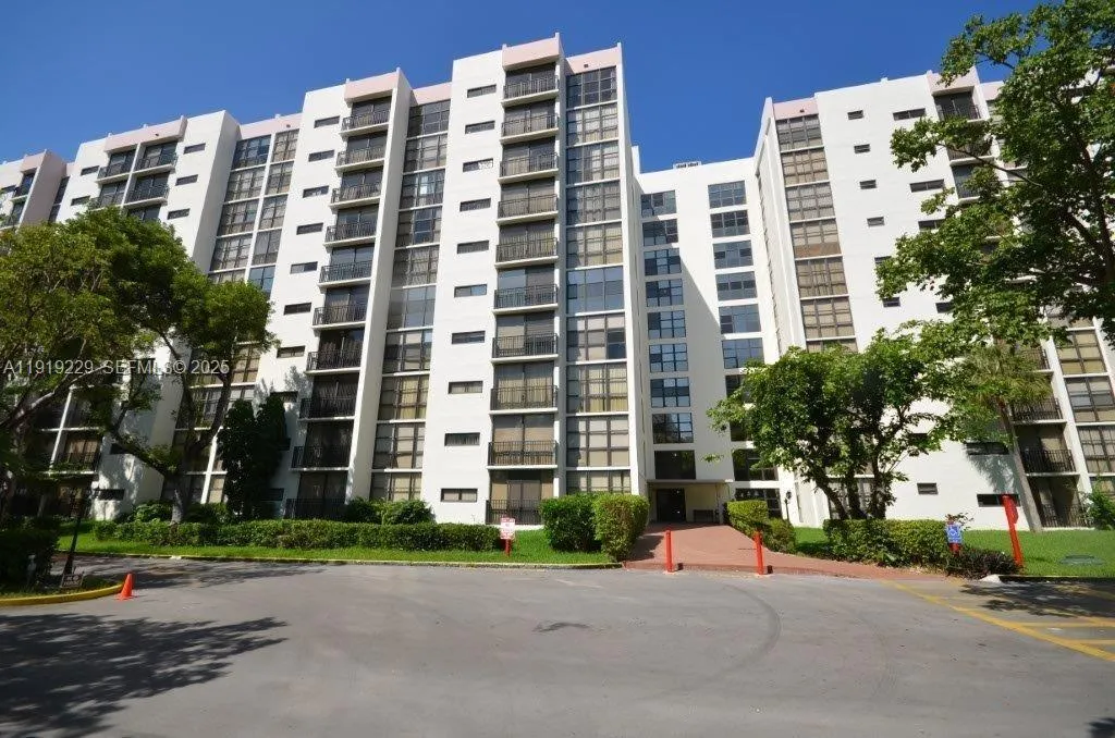 Foto de propiedad en 17021 N Bay Road 316, Sunny Isles Beach, FL 33160 Sunny Isles Beach con MLS# 