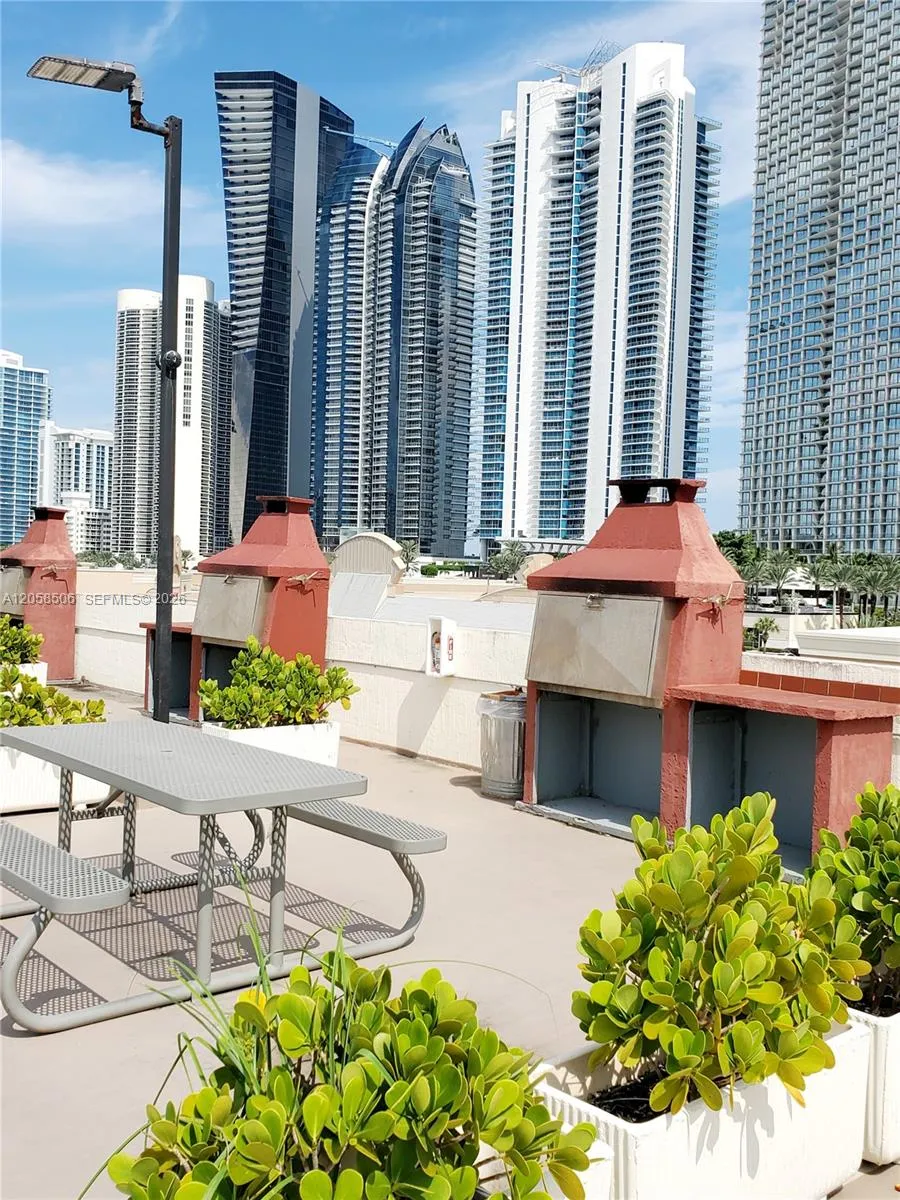 Foto de propiedad en 17021 N Bay Road 618, Sunny Isles Beach, FL 33160 Sunny Isles Beach con MLS# 