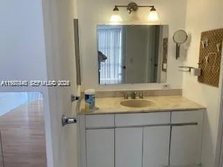 Foto de propiedad en 17021 N Bay Road 624, Sunny Isles Beach, FL 33160 Sunny Isles Beach con MLS# 