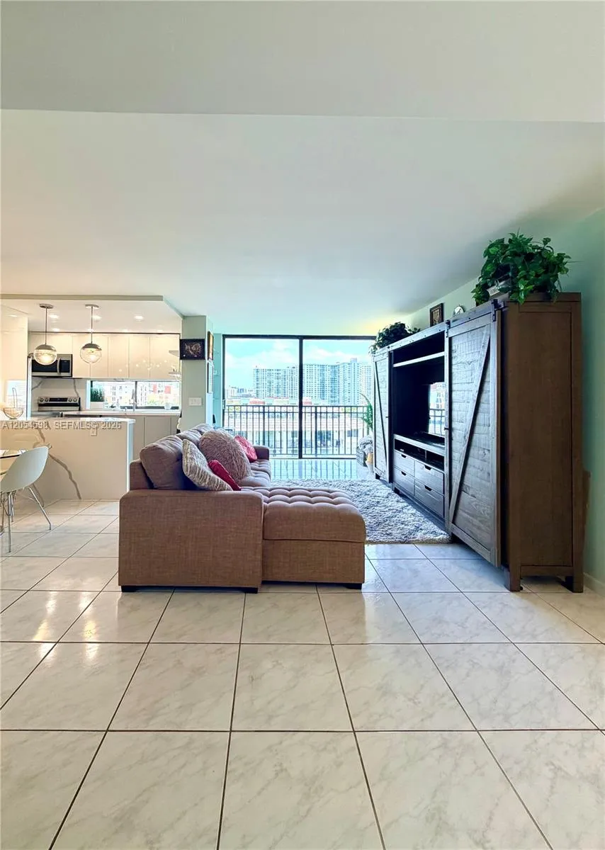 Foto de propiedad en 17021 N Bay Road 802, Sunny Isles Beach, FL 33160 Sunny Isles Beach con MLS# 