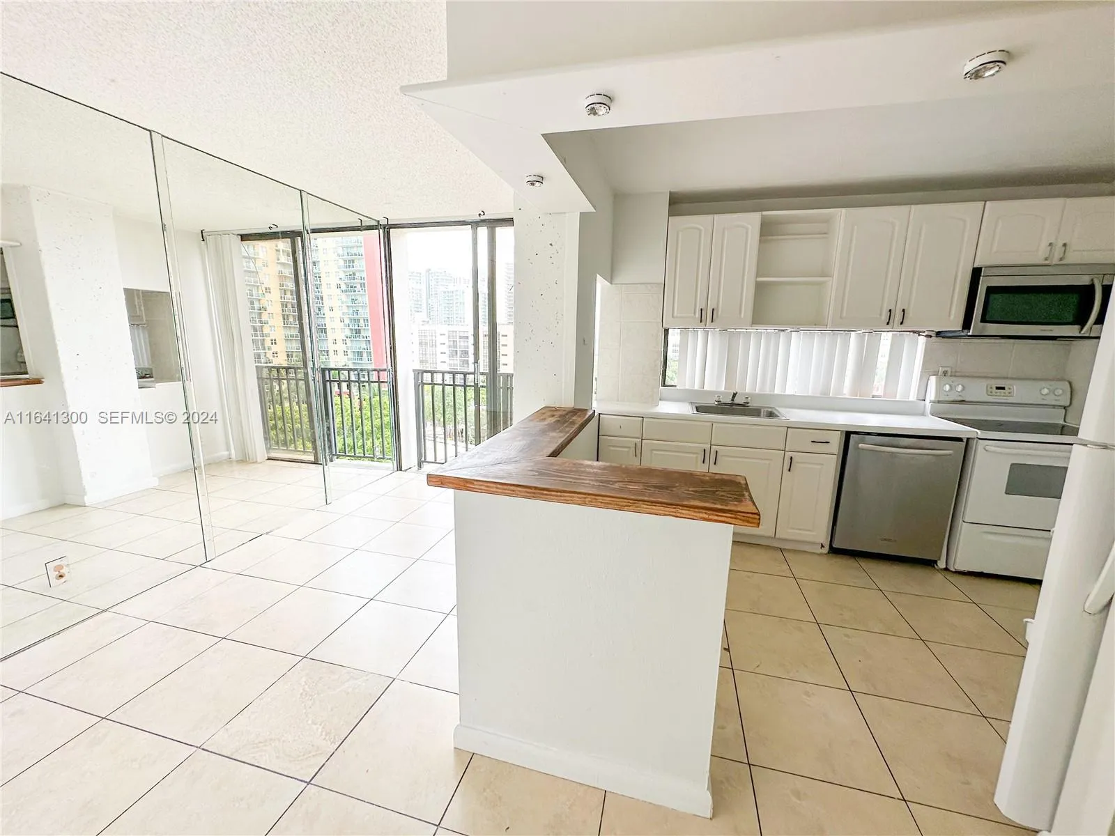 Foto de propiedad en 17021 N Bay Road 915, Sunny Isles Beach, FL 33160 Sunny Isles Beach con MLS# 