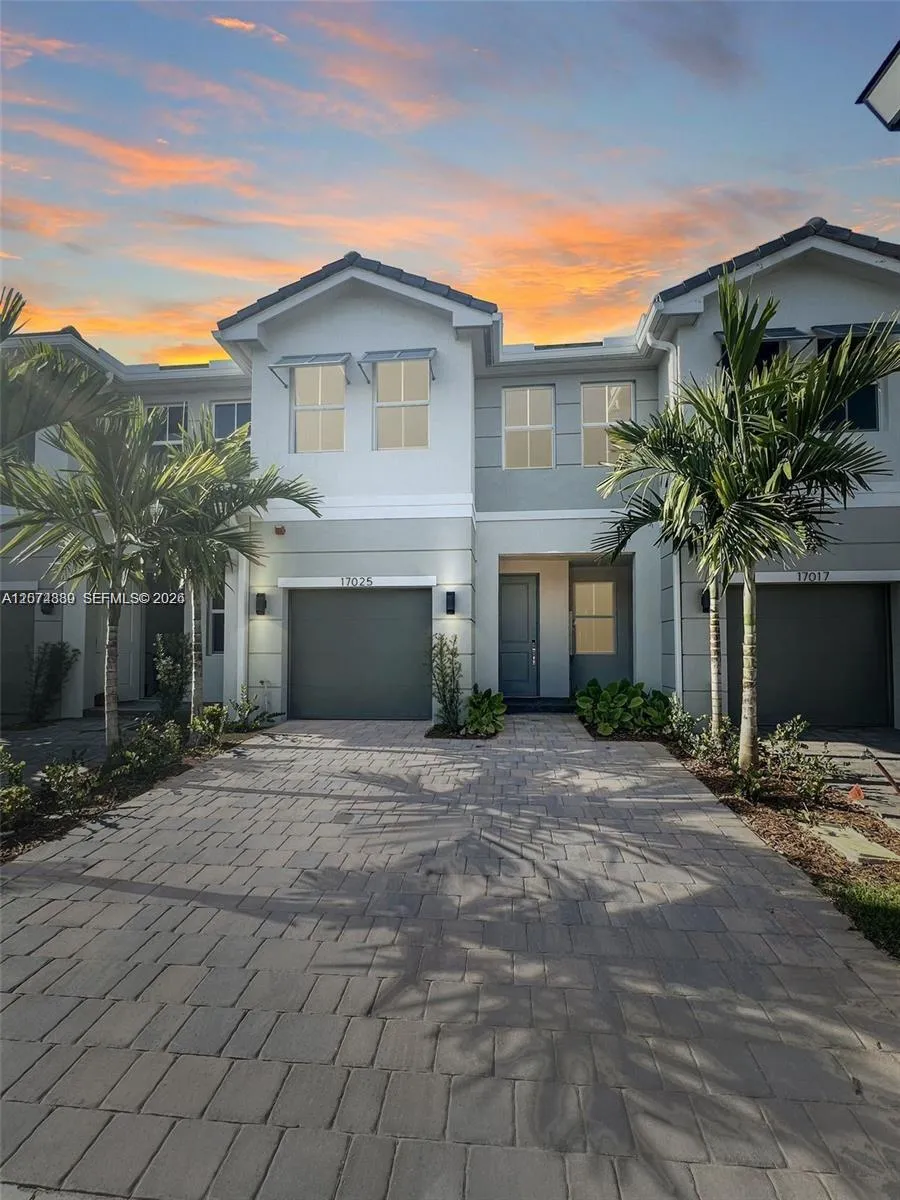 Foto de propiedad en 17025 SW 1st Street, Pembroke Pines, FL 33027 Pembroke Pines con MLS# 