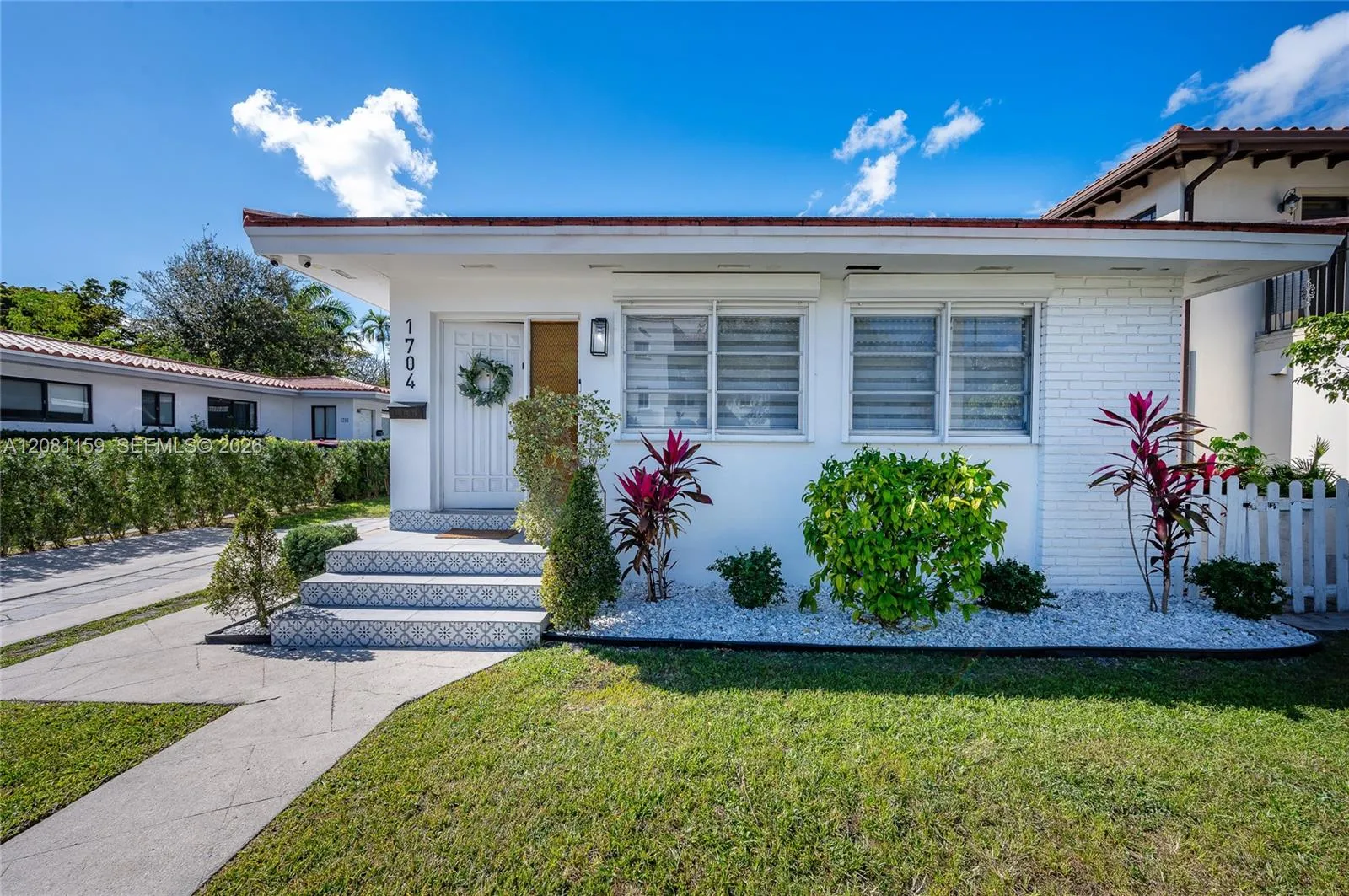Foto de propiedad en 1704 S Le Jeune Road, Coral Gables, FL 33134 Coral Gables con MLS# 