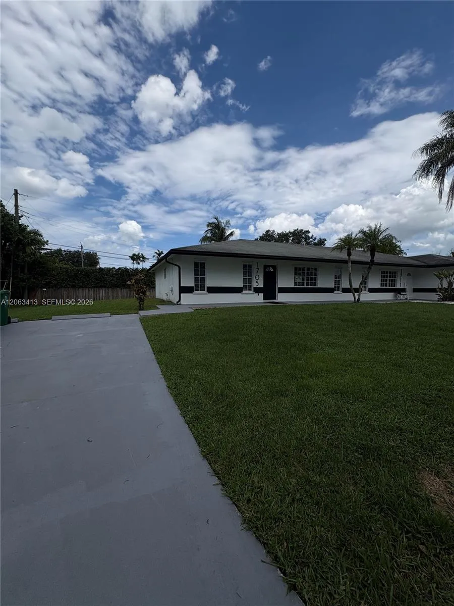 Foto de propiedad en 1705 SW 100th Avenue 1-2, Miramar, FL 33025 Miramar con MLS# 