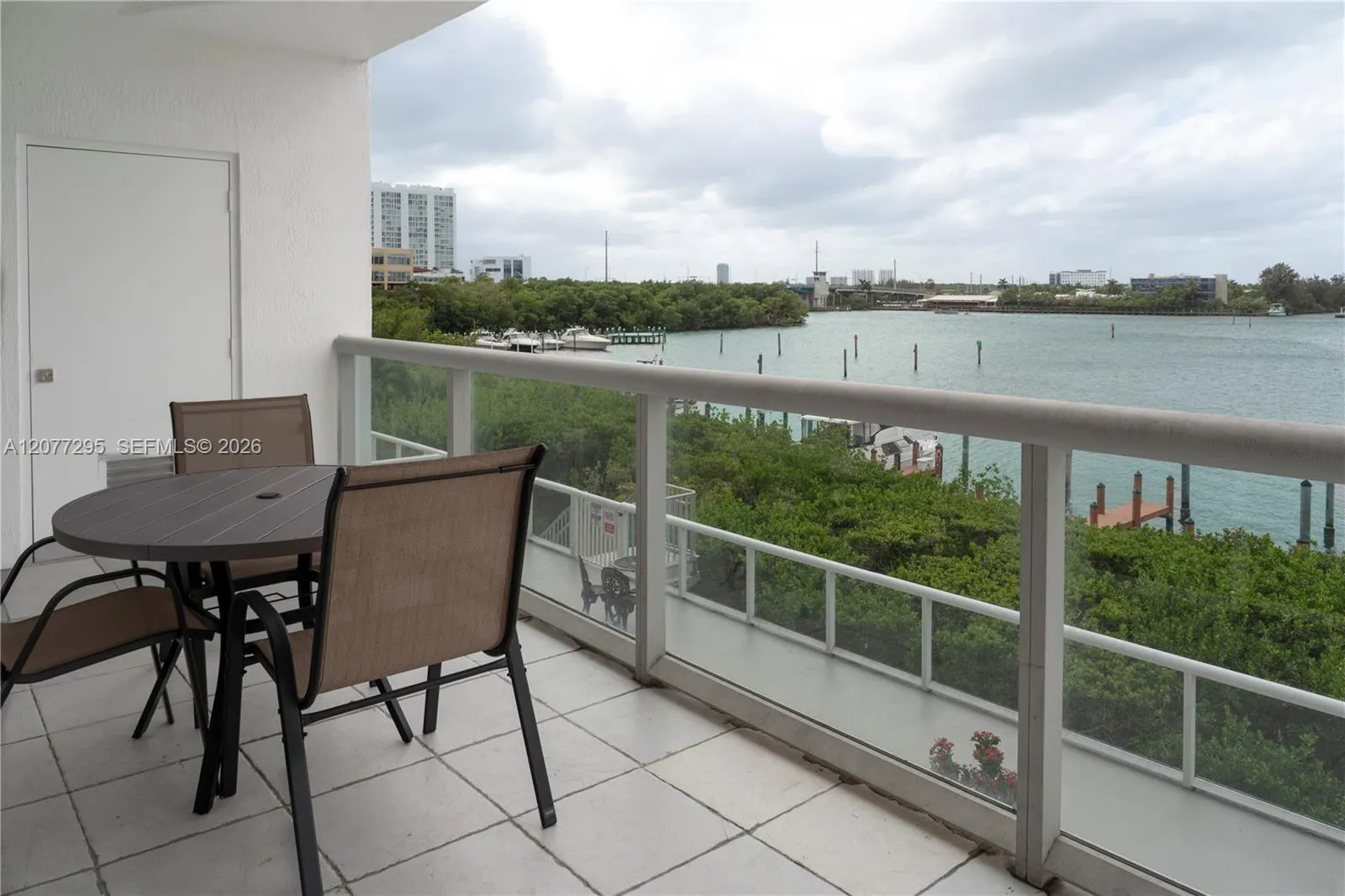 Foto de propiedad en 17050 N Bay Road 406, Sunny Isles Beach, FL 33160 Sunny Isles Beach con MLS# 