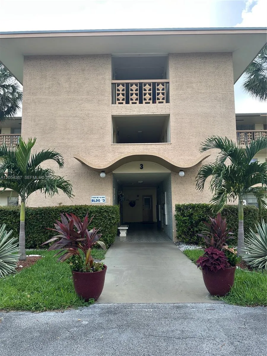 En Venta 17050 NE 14th Avenue 110, Miami, FL 33162, Miami, FL 33162