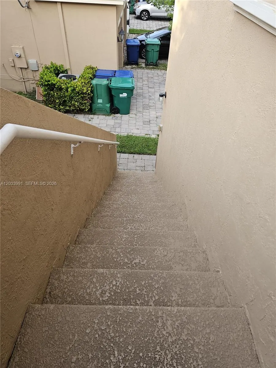 Foto de propiedad en 17066 SW 95th Terrace, Miami, FL 33196 Miami con MLS# 