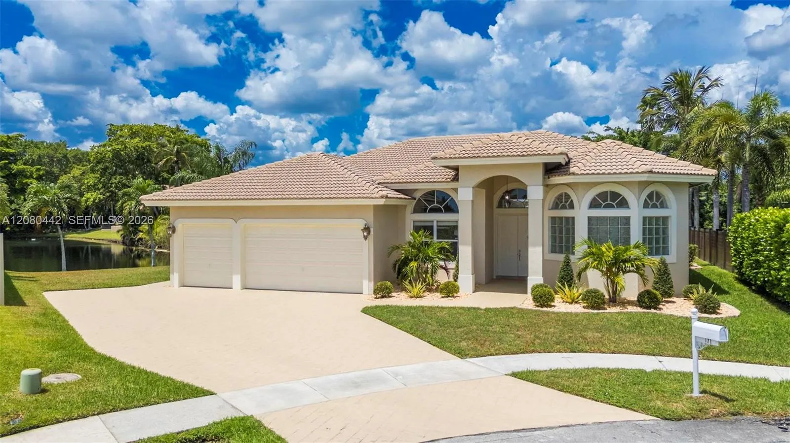 Foto de propiedad en 171 SW 101st Avenue, Plantation, FL 33324 Plantation con MLS# 