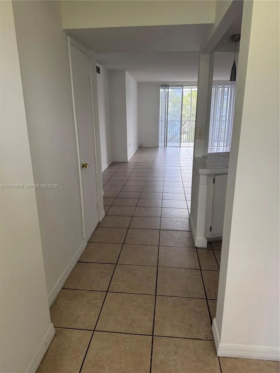 Foto de propiedad en 1710 NE 191st Street 411-3, Miami, FL 33179 Miami con MLS# 