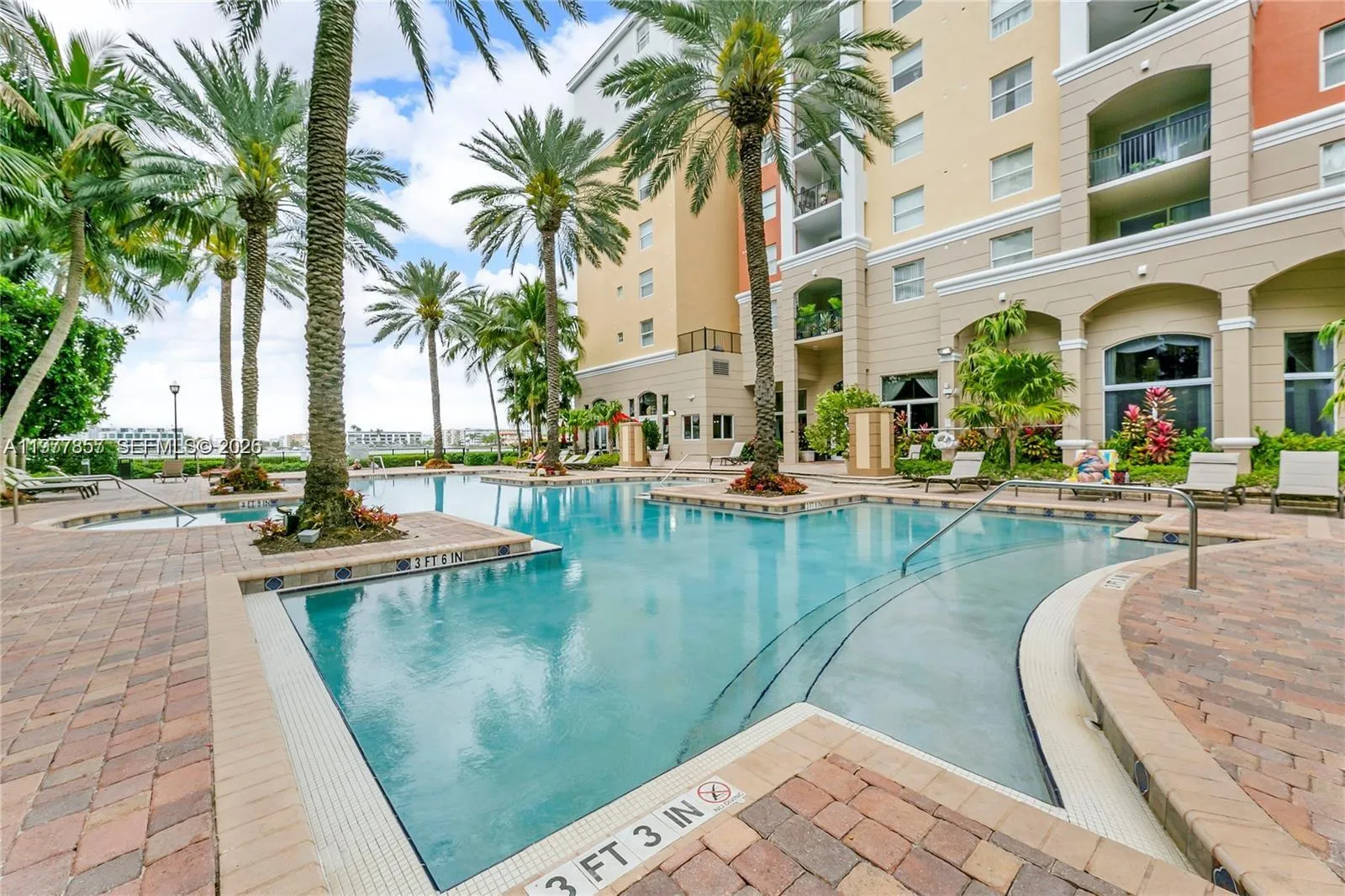 Foto de propiedad en 17100 N Bay Road 1810, Sunny Isles Beach, FL 33160 Sunny Isles Beach con MLS# 