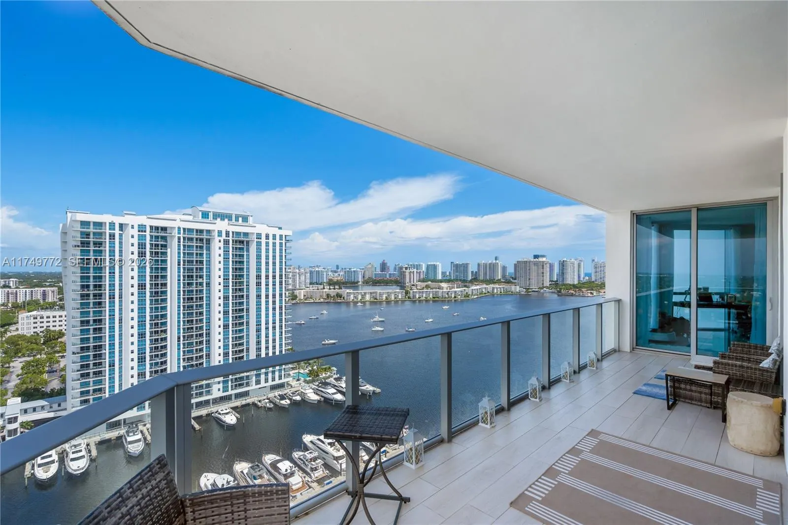 Foto de propiedad en 17111 Biscayne Boulevard 2001, North Miami Beach, FL 33160 North Miami Beach con MLS# 