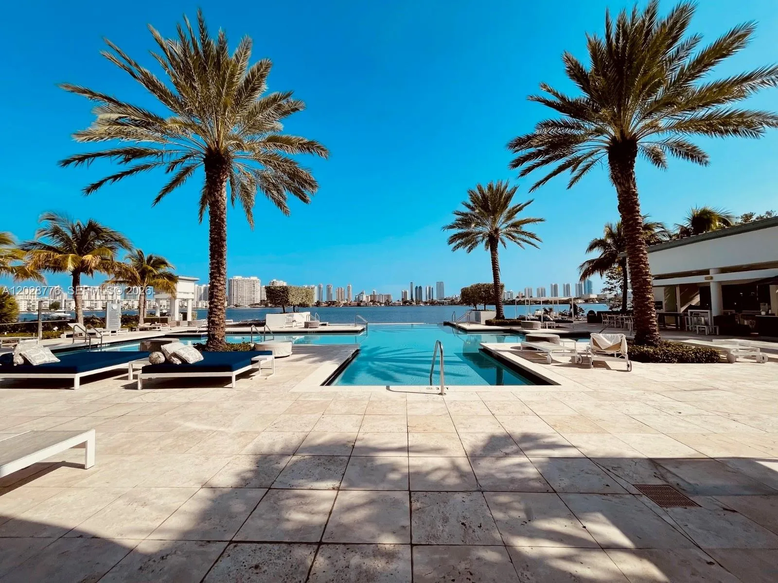 Foto de propiedad en 17111 Biscayne Boulevard 208, North Miami Beach, FL 33160 North Miami Beach con MLS# 