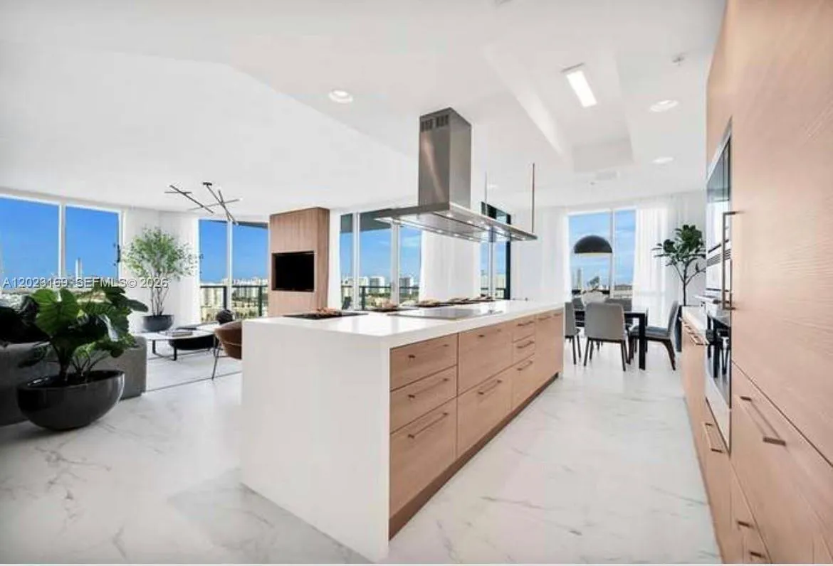 Foto de propiedad en 17111 Biscayne Boulevard 2209, North Miami Beach, FL 33160 North Miami Beach con MLS# 