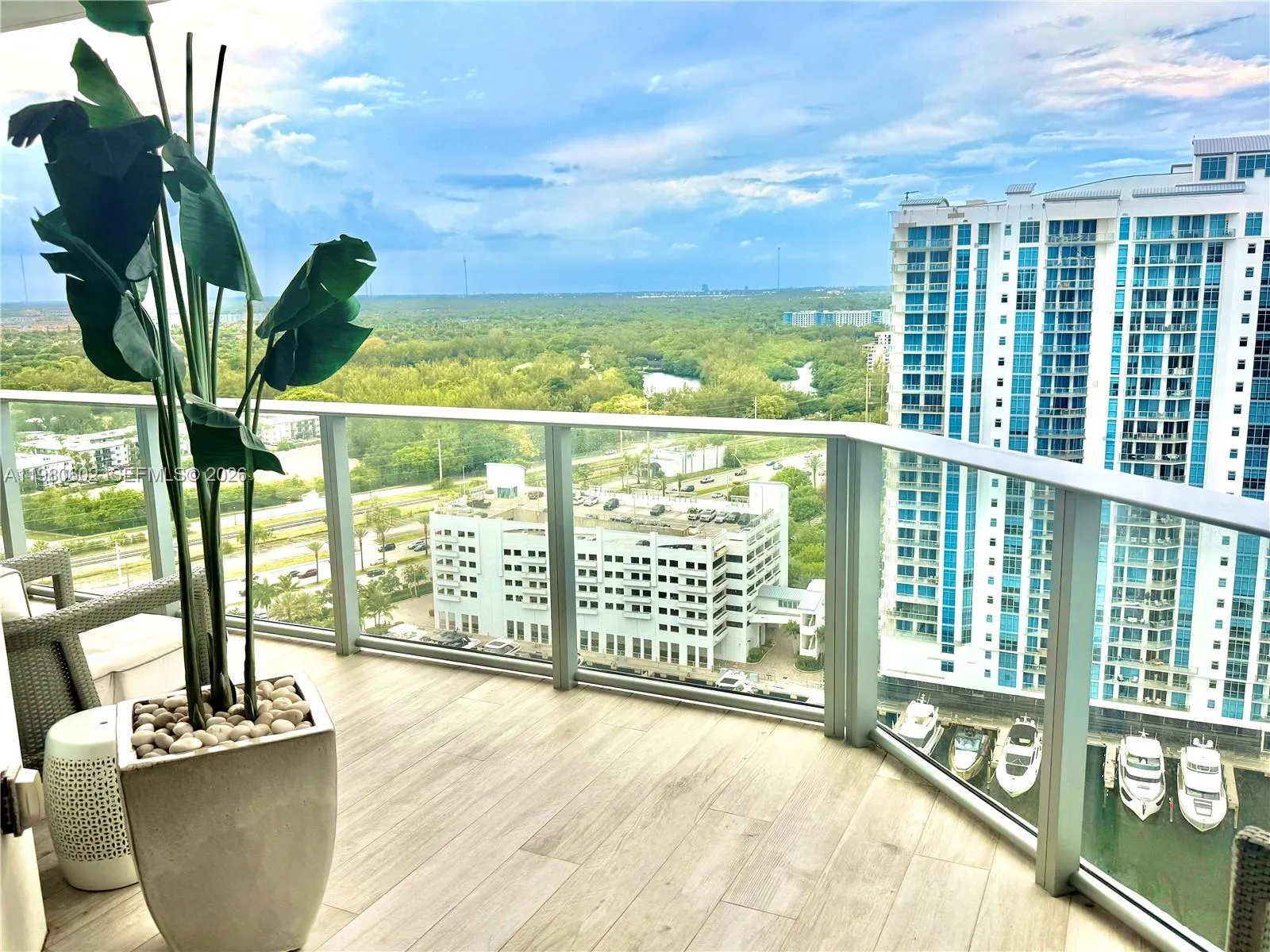 Foto de propiedad en 17111 Biscayne Boulevard 2305, North Miami Beach, FL 33160 North Miami Beach con MLS# 