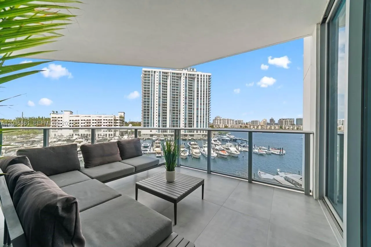 Foto de propiedad en 17111 Biscayne Boulevard 503, North Miami Beach, FL 33160 North Miami Beach con MLS# 